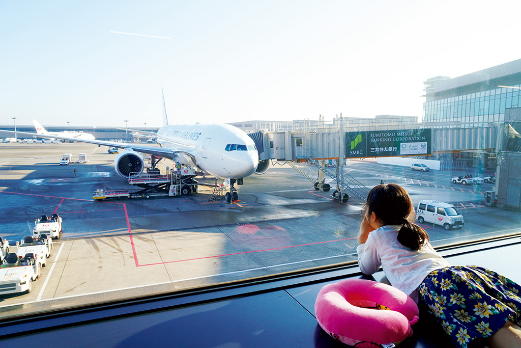 飛行機を眺める子ども