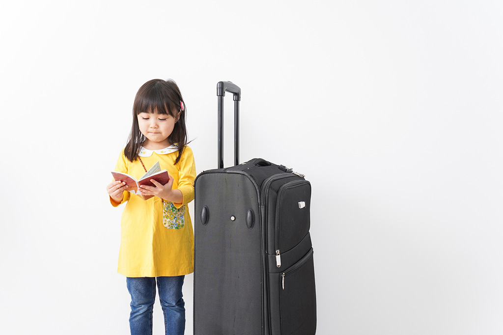 スーツケースと子ども