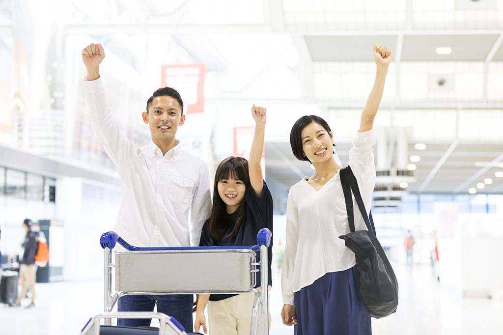 空港にいる家族（イメージ）