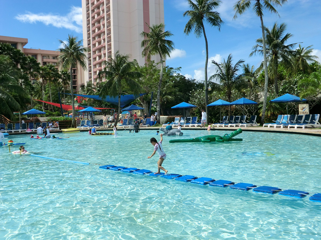 プールで遊ぶ子ども（グアム）