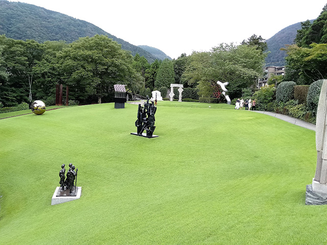 芝生に点在する彫刻/彫刻の森美術館(神奈川県/箱根町)