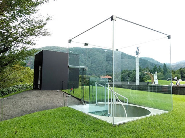 「天をのぞく穴」/彫刻の森美術館(神奈川県/箱根町)