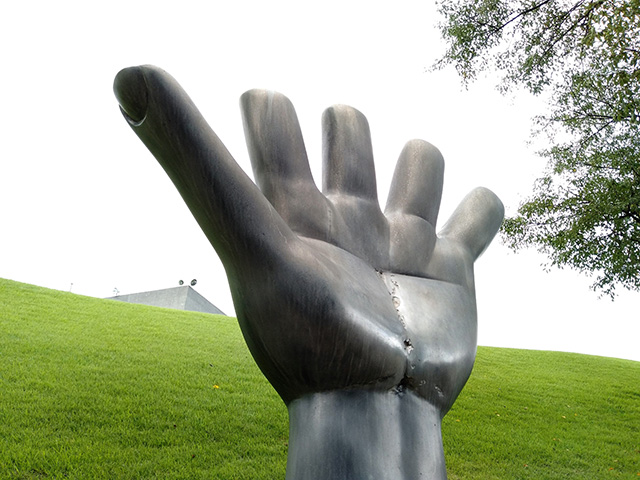 天にそびえる「大きな手」/彫刻の森美術館(神奈川県/箱根町)