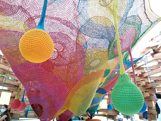 カラフルな組紐で彩られたネット/彫刻の森美術館(神奈川県/箱根町)