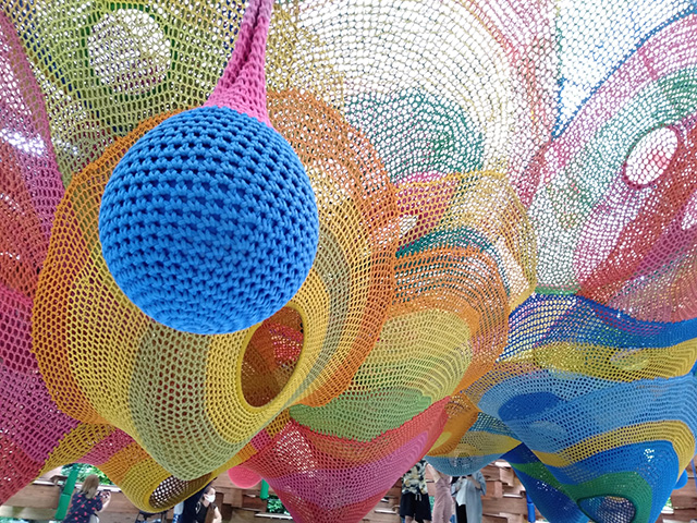 カラフルな組紐で彩られたネット/彫刻の森美術館(神奈川県/箱根町)