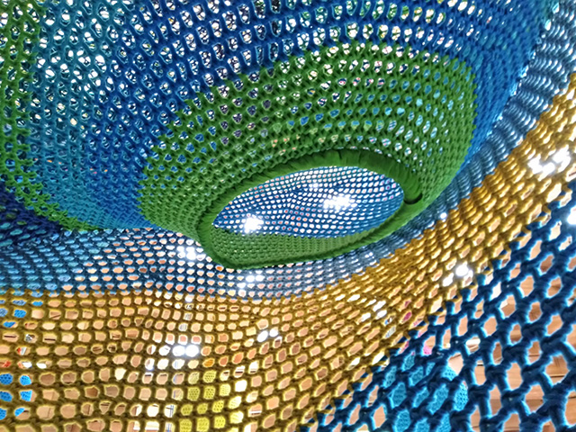 ネットに空いている大きな穴/彫刻の森美術館(神奈川県/箱根町)