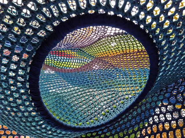 ネットに空いている大きな穴/彫刻の森美術館(神奈川県/箱根町)