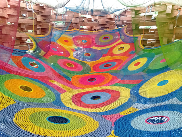 カラフルな花模様のネット/彫刻の森美術館(神奈川県/箱根町)