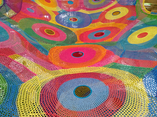 カラフルな花模様のネット/彫刻の森美術館(神奈川県/箱根町)
