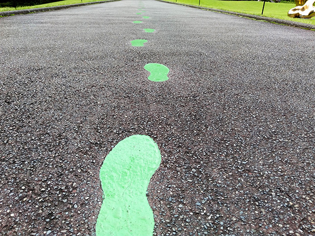 道に描かれた足跡/彫刻の森美術館(神奈川県/箱根町)