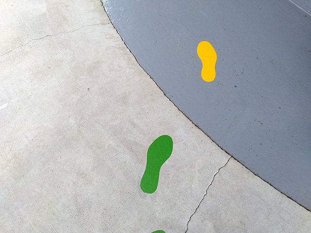 道に描かれた足跡/彫刻の森美術館(神奈川県/箱根町)