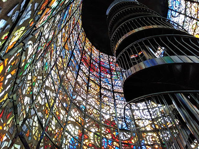 色鮮やかなステンドグラスが広がる/彫刻の森美術館(神奈川県/箱根町)