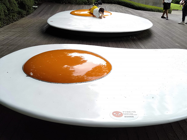 「目玉焼きのオブジェ」/彫刻の森美術館(神奈川県/箱根町)