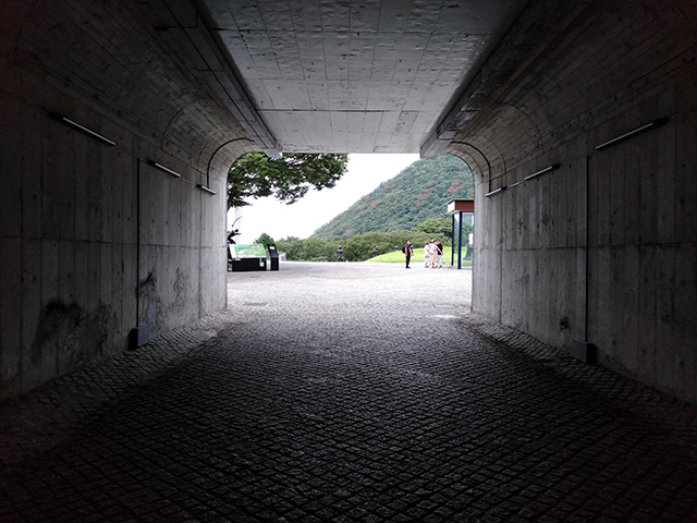 エントランスの役割をもったトンネル/彫刻の森美術館(神奈川県/箱根町)