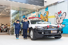 パトカー横で敬礼する子ども/警察博物館（東京都/中央区）