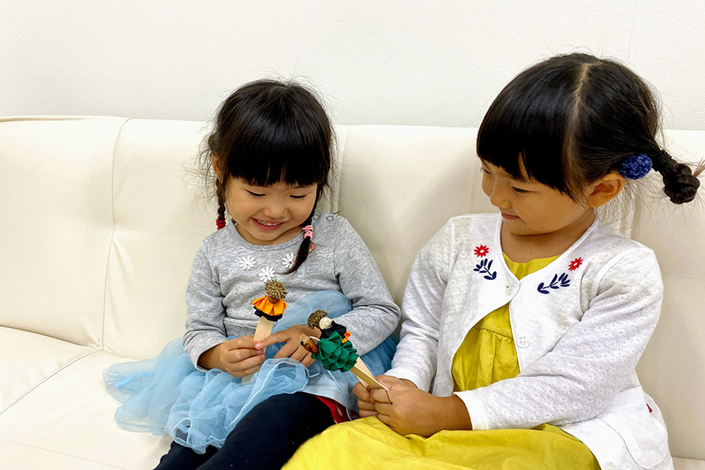 どんぐり人形で遊ぶ子ども