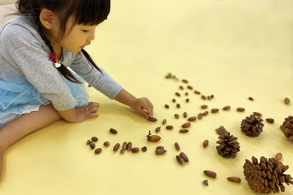 どんぐり工作をする様子