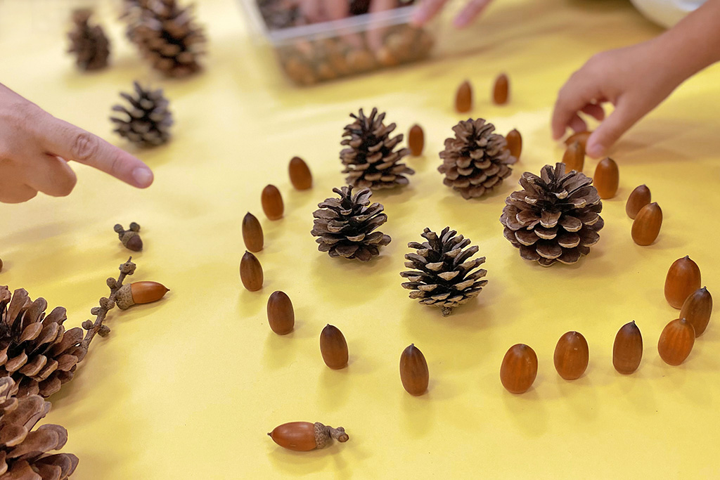 どんぐり工作をする様子
