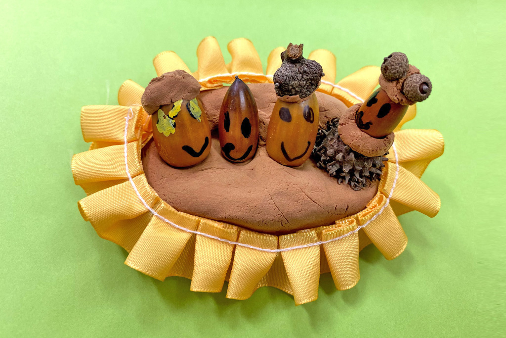 紙粘土の上に飾られたどんぐりファミリー