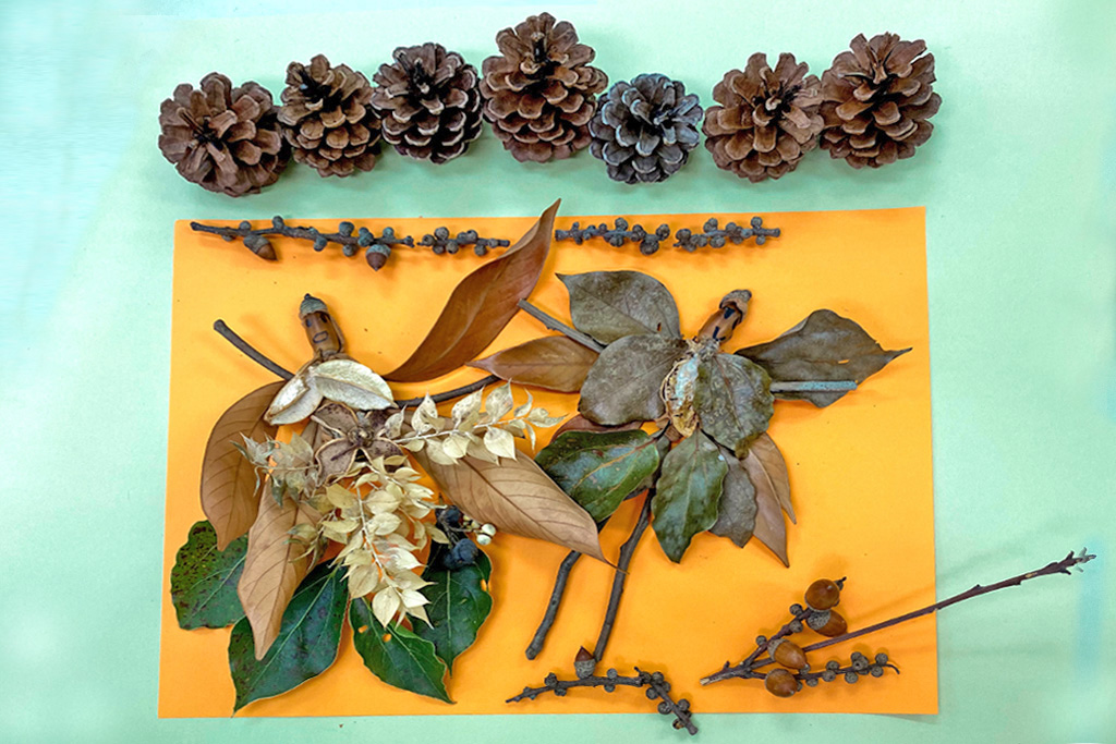 まわりも松ぼっくりなどでデコレーション!