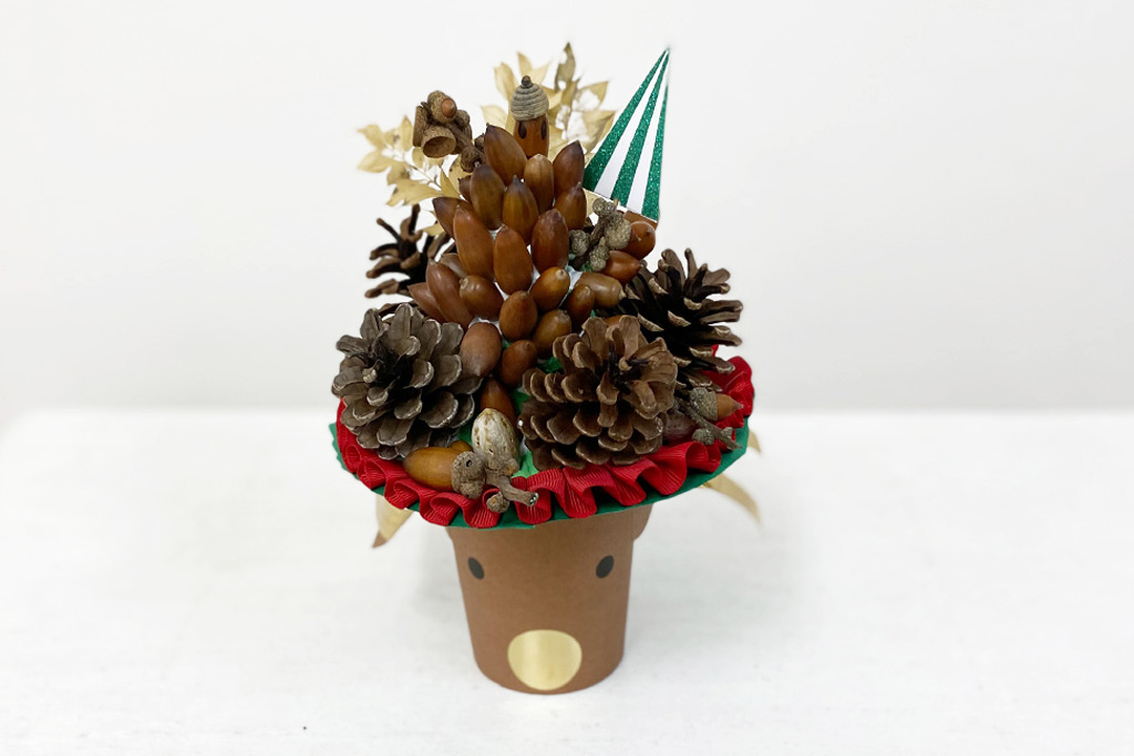 どんぐりでクリスマスツリー