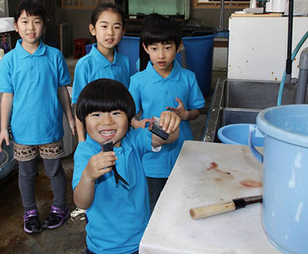 イルカの餌などをつくっていく子どもたち/下田海中水族館（静岡県/下田市）