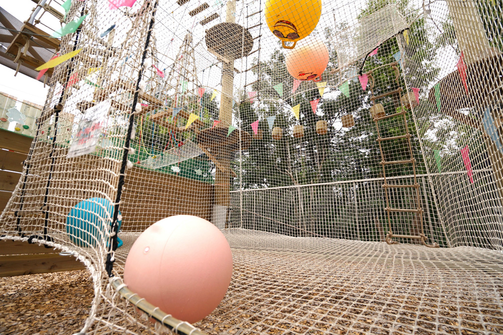 ネットをよじ登ったり飛び跳ねたり、遊び方は自由／PANZAてんしばイーナ（大阪市）