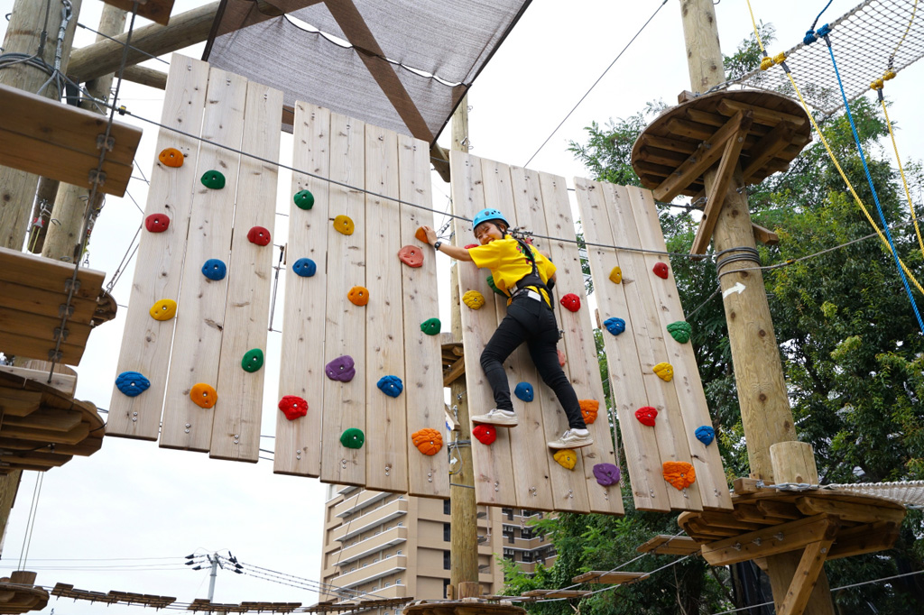 最初の難関は空中ロッククライミング/PANZAてんしばイーナ(大阪市)