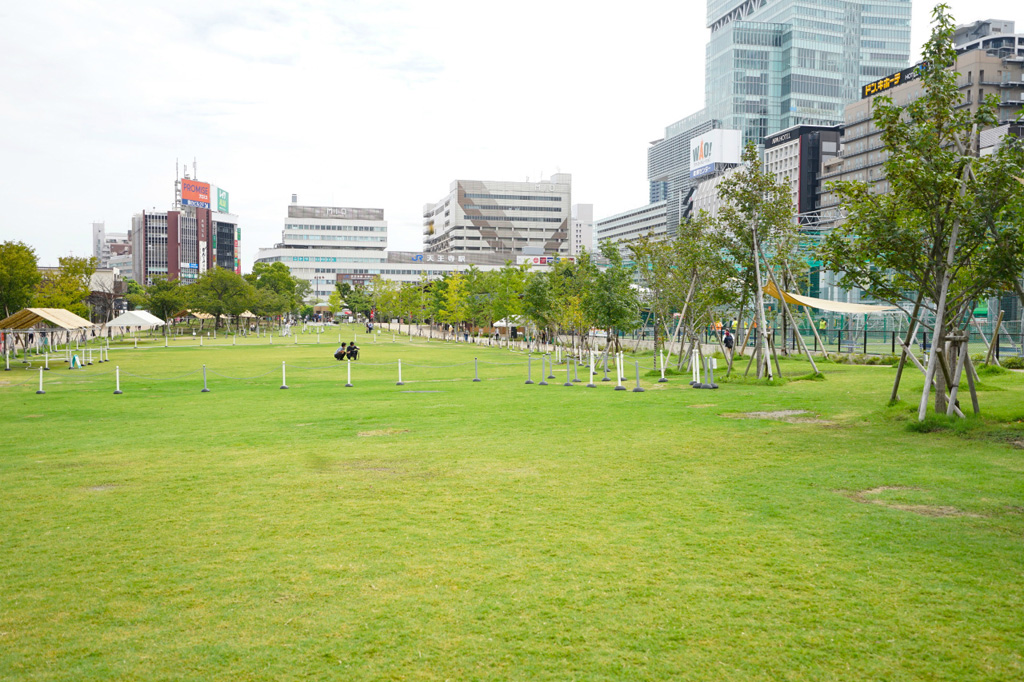 都会の真ん中ながら芝生でくつろぐ開放感！／PANZAてんしばイーナ（大阪市）