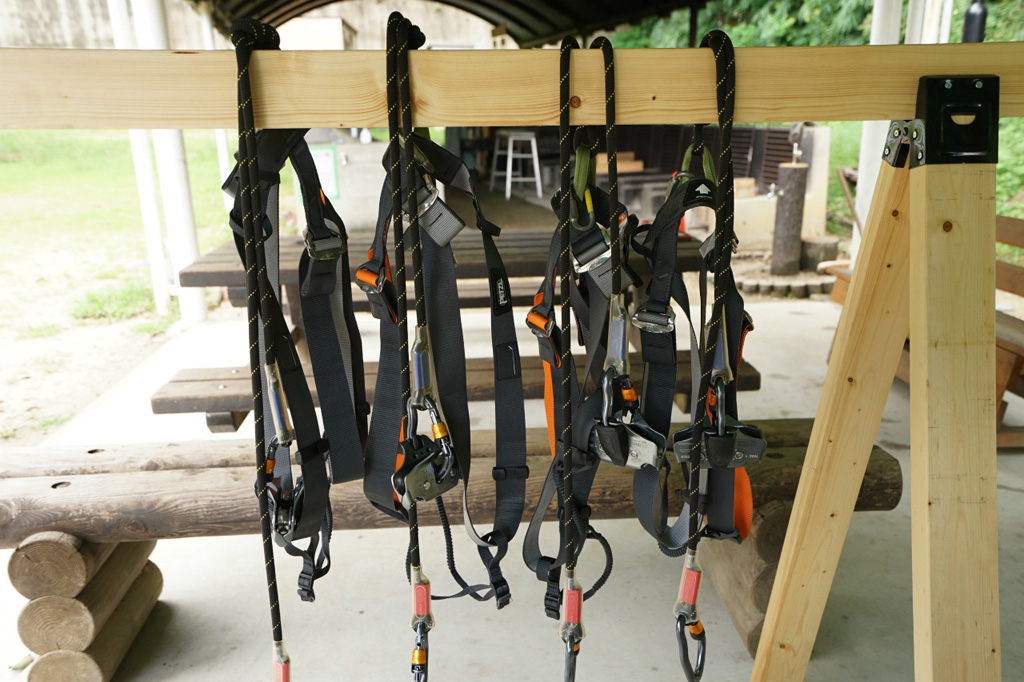 アスレチックと木登りを組み合わせたツリートップアドベンチャーに使用するハーネス/冒険の森inおうじ(奈良県王寺町)
