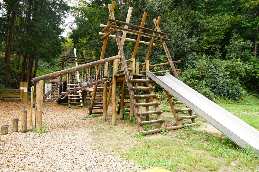 赤ちゃんや小学生未満の小さな子ども用の木の遊具/冒険の森inおうじ(奈良県王寺町)