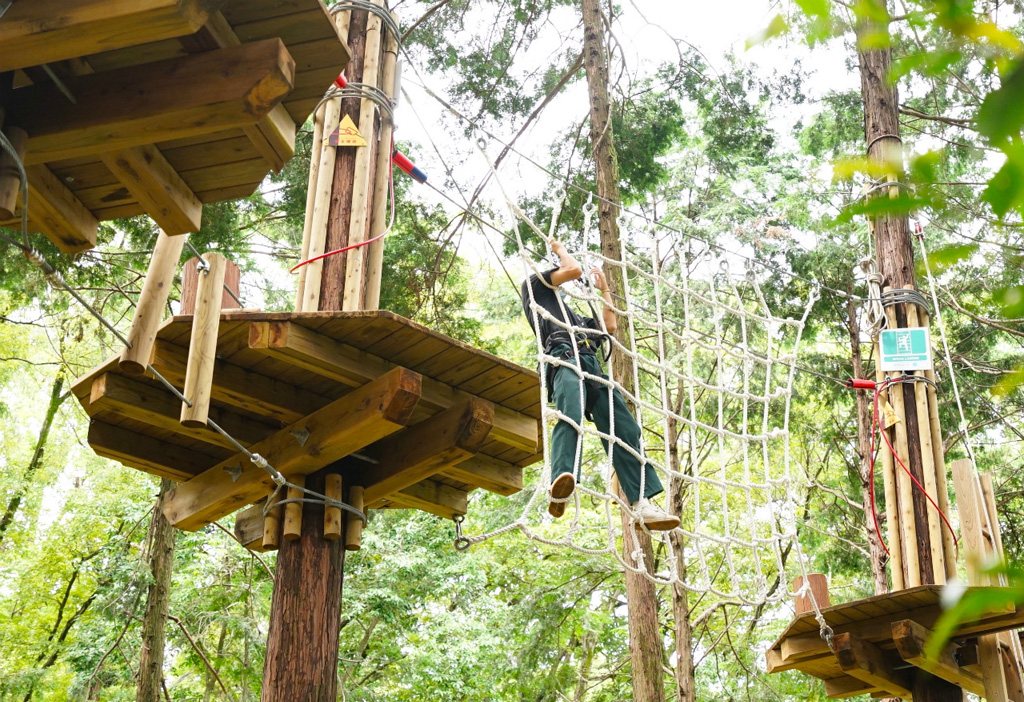 ネットをつたって次の木へ/冒険の森inおうじ(奈良県王寺町)