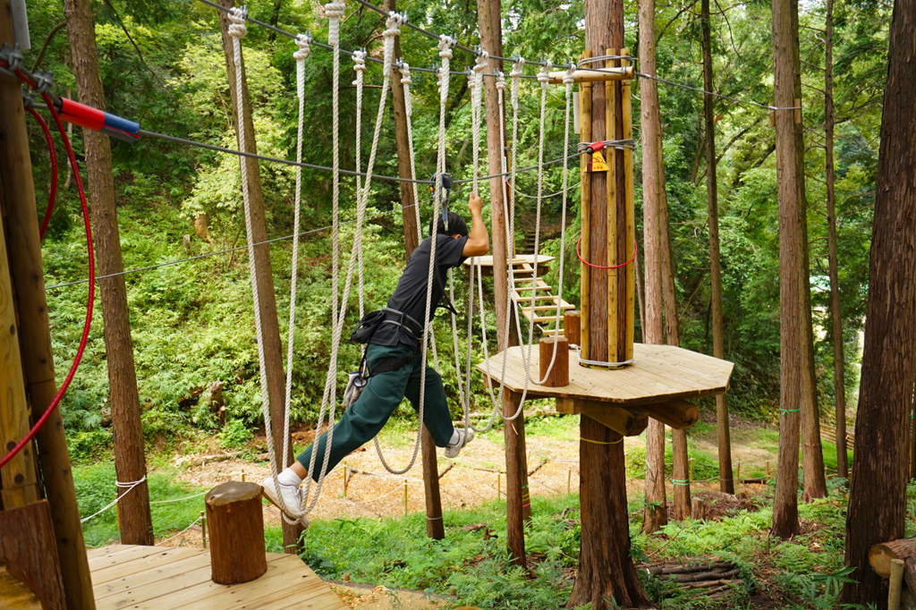 不安定なロープを渡る様子/冒険の森inおうじ(奈良県王寺町)
