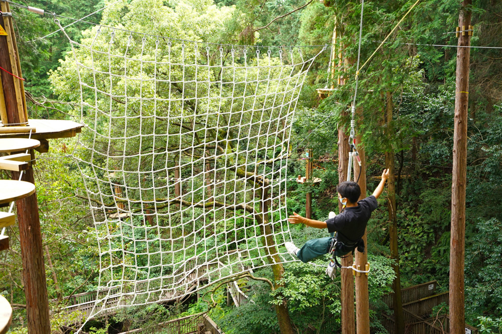 スリル満点のネットに飛びつくエレメント/冒険の森inおうじ(奈良県王寺町)