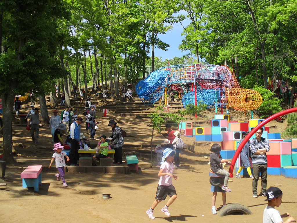 遊具で遊ぶ子ども達/山梨県立愛宕山こどもの国(甲府市)
