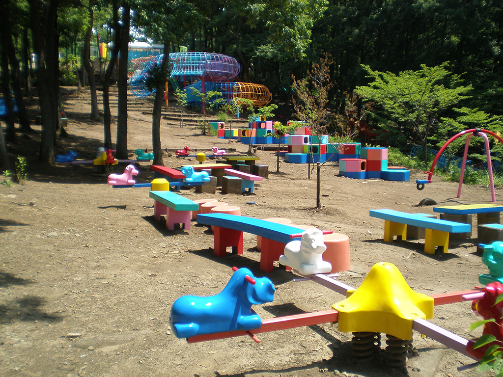 おもしろい遊具がいっぱいの「自由広場」/山梨県立愛宕山こどもの国(甲府市)