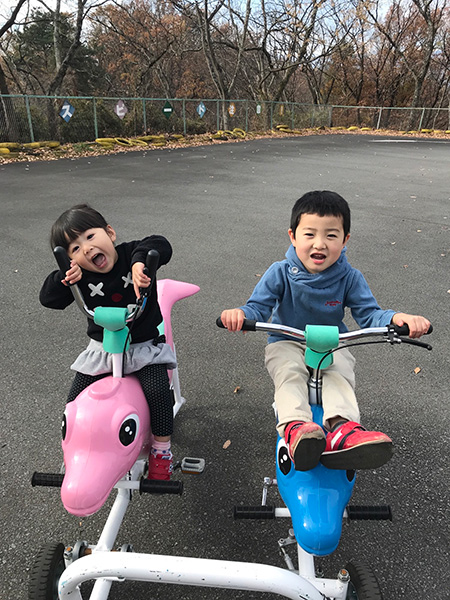 2人乗り自転車に大興奮/山梨県立愛宕山こどもの国(甲府市)