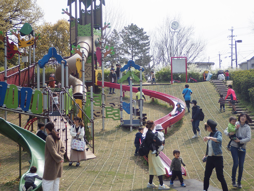 複合遊具で遊ぶ子ども達/小幡緑地（愛知県/名古屋市）