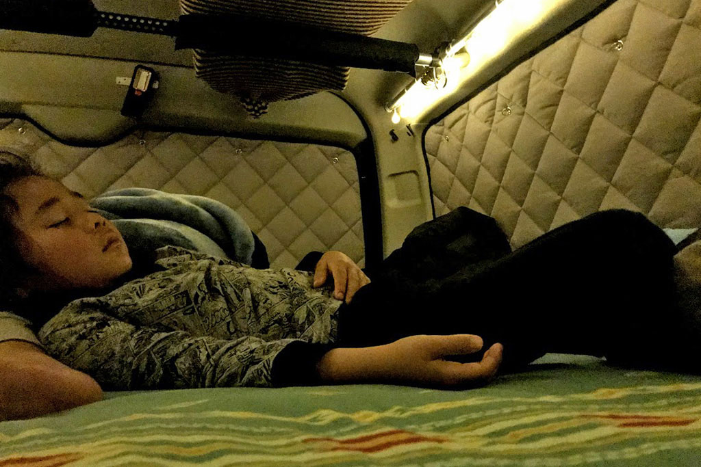 車中で寝る子ども