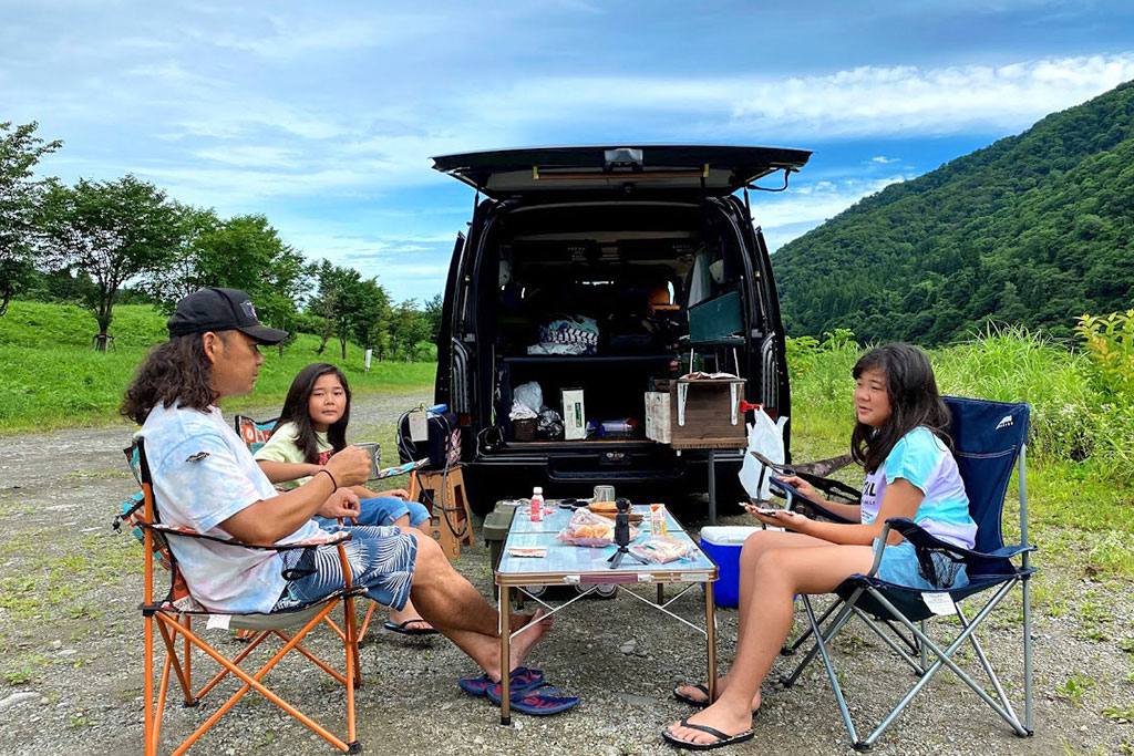 テーブル&チェアでくつろぐ池辺さんファミリー