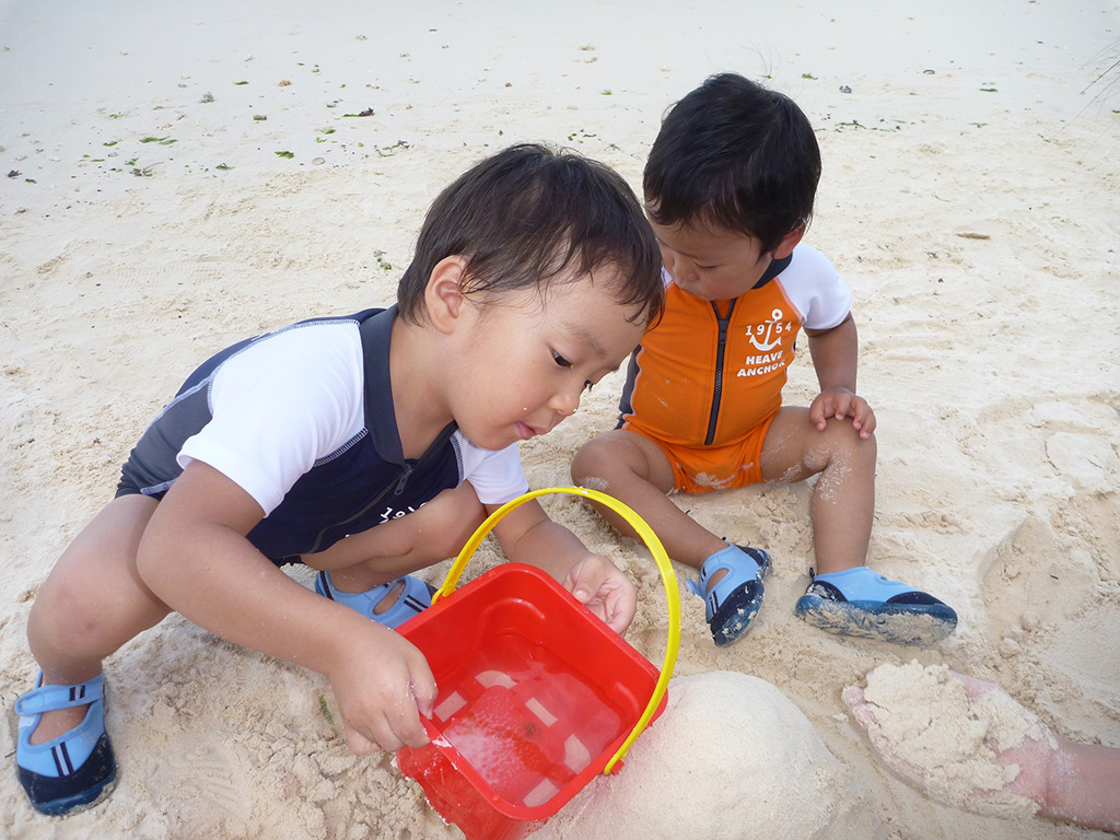 グアムのビーチで遊ぶ子ども