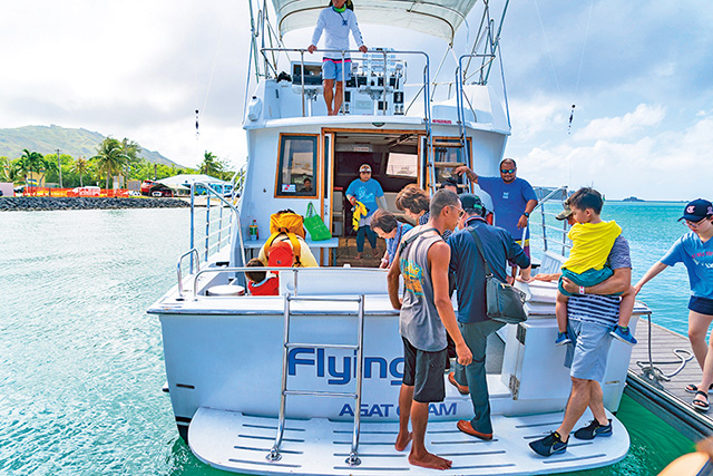 イルカウォッチングのクルーザー(グアム)