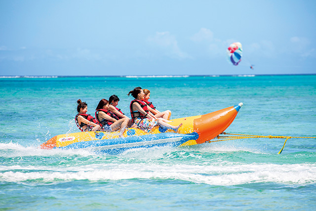 バナナボートに乗る様子(グアム)