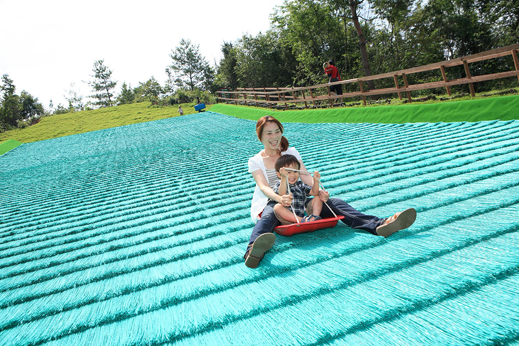 芝すべりをする様子/滋賀農業公園ブルーメの丘（滋賀県/日野町）