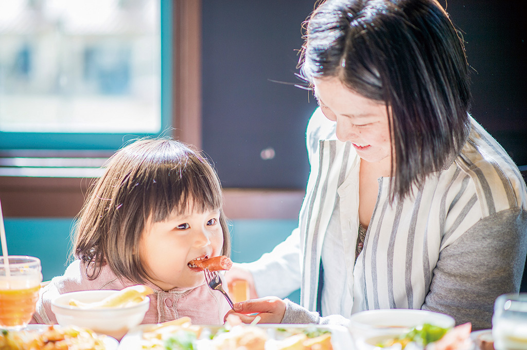 レストランで食事をする様子/こもれびの森のイバライド(茨城県/稲敷市)