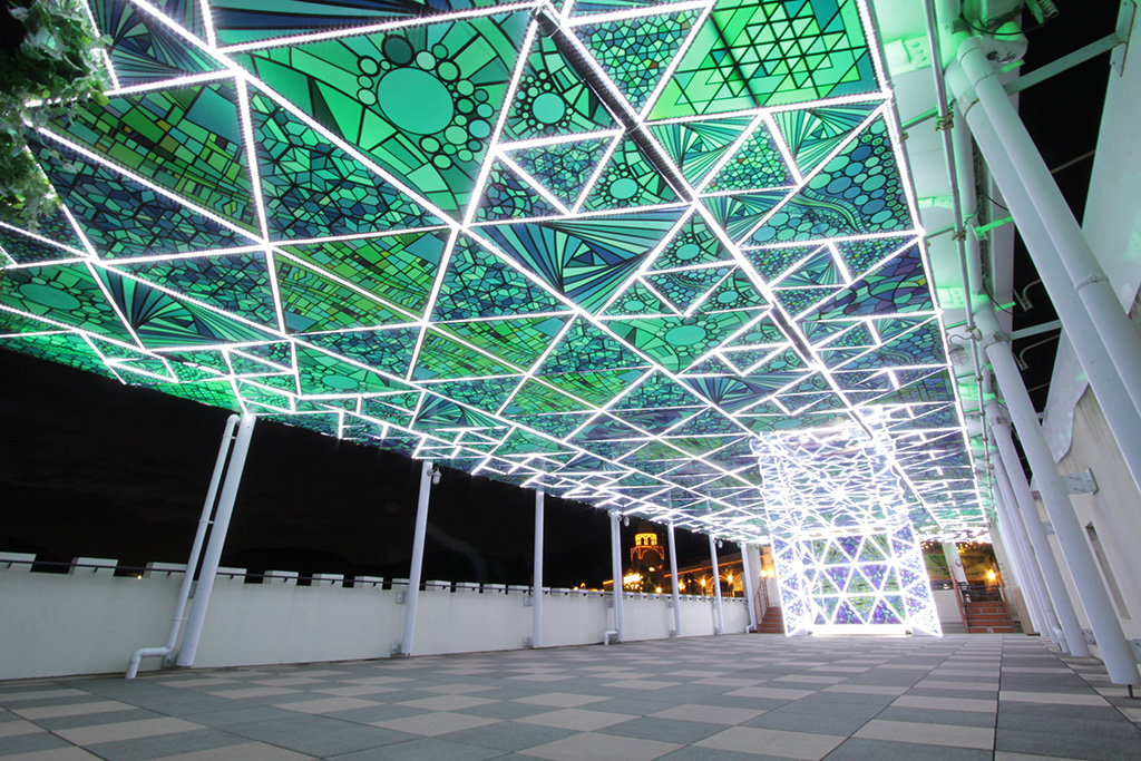 天井にはステンドグラスのようなイルミネーション/ラグナシア （愛知県/蒲郡市）