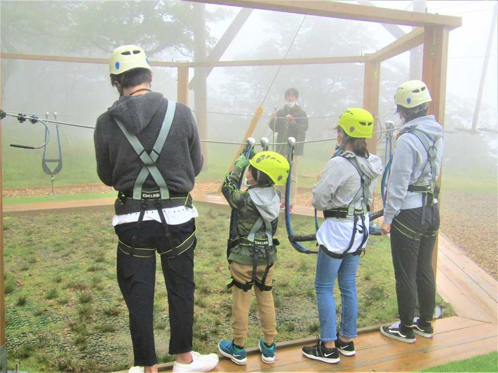 ハーネスの取り扱い説明を受け、練習する様子/びわ湖バレイ(滋賀県/大津市)