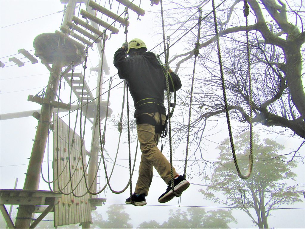スムーズにクリアするスタッフの村田さん/びわ湖バレイ(滋賀県/大津市)