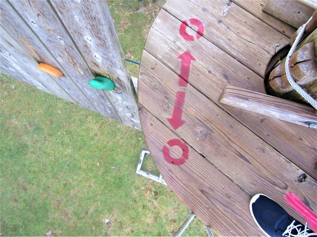 足元の方向を示す〇印/びわ湖バレイ(滋賀県/大津市)