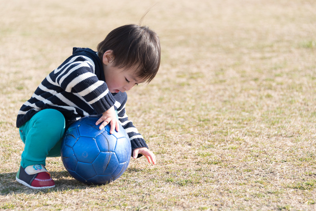 ボール遊びをする子ども